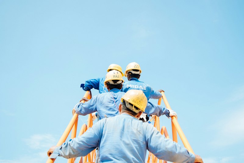 Team der Morina Group mit Schutzhelmen