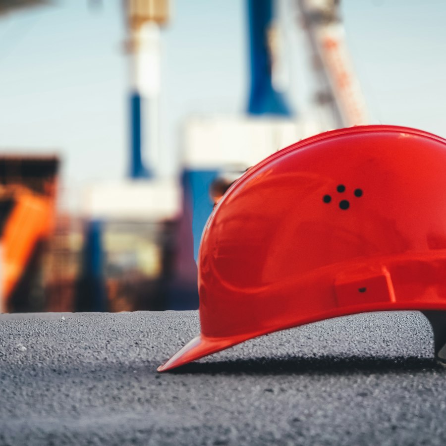 Schutzhelm auf einer Abbruchbaustelle der Morina Group
