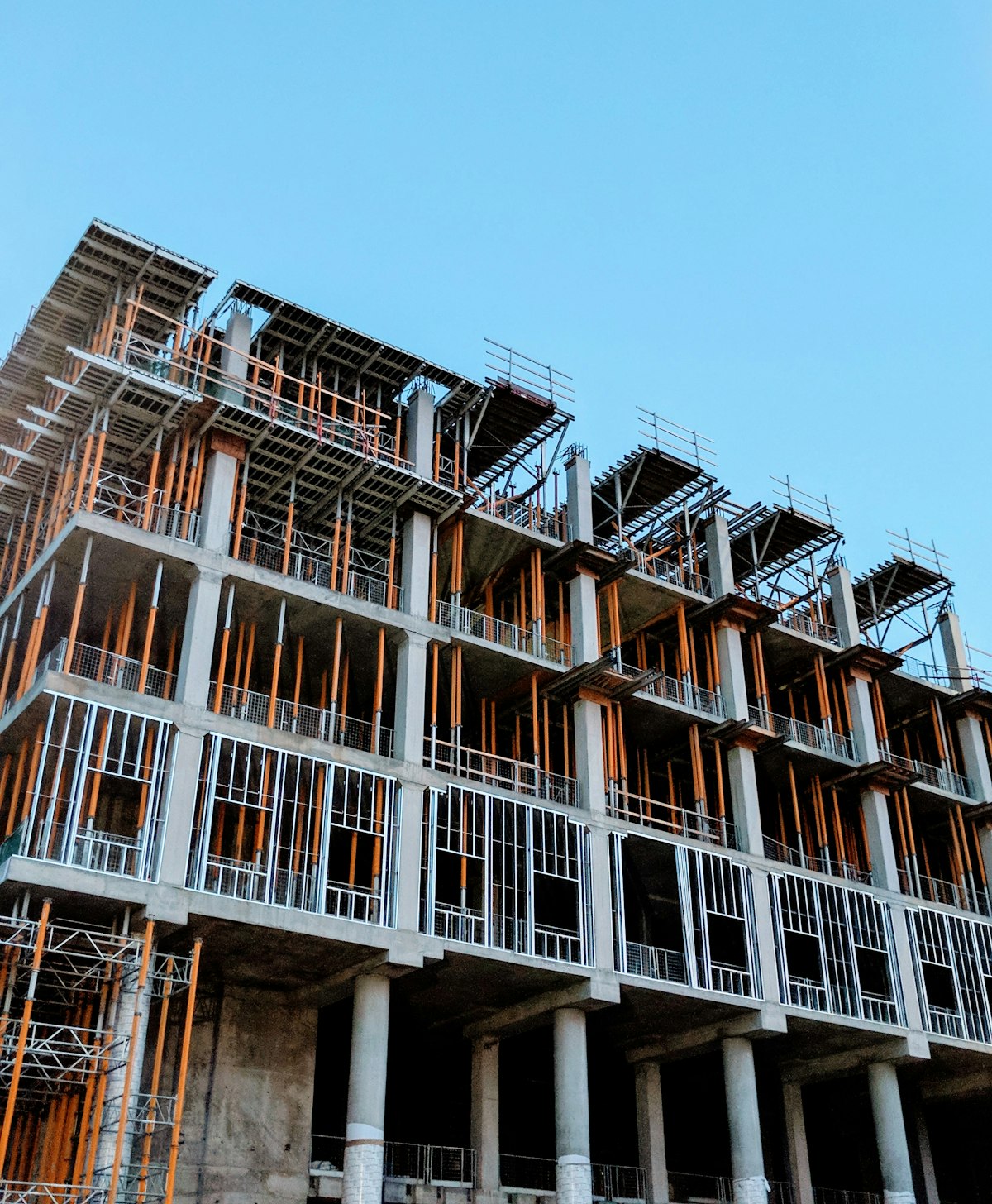 Konstruktiver Innenabbruch – freigelegtes Tragwerk eines Gebäudes