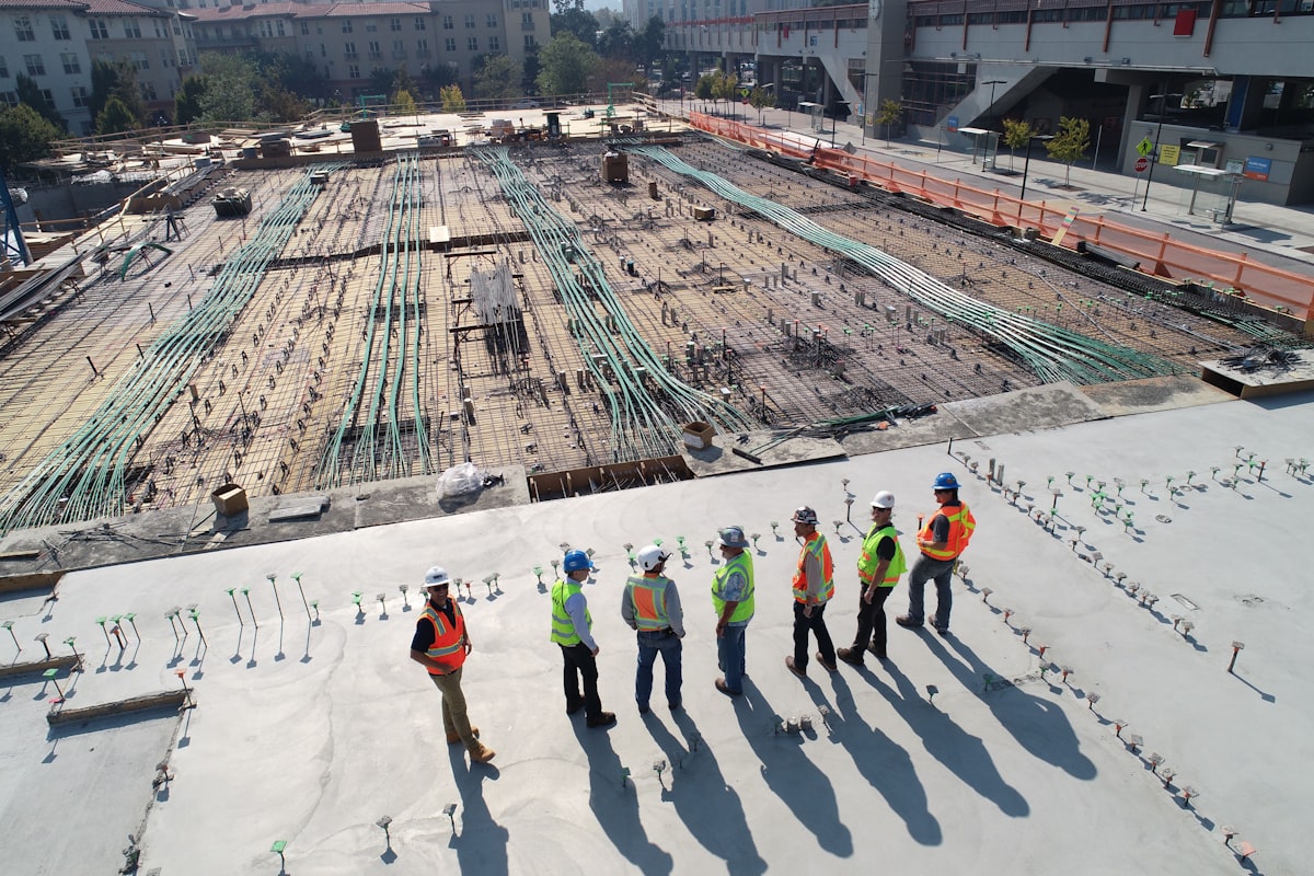 Bauarbeiter der Morina Group besprechen den Abbruchplan